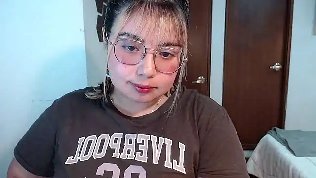 Snapshot of yini_angel chatting on 07/15/26, 01:56 yini angel online show from 07/15/26, 01:56