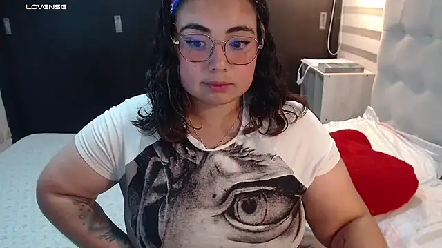 Snapshot of yini_angel chatting on 06/26/26, 04:07 yini angel online show from 06/26/26, 04:07