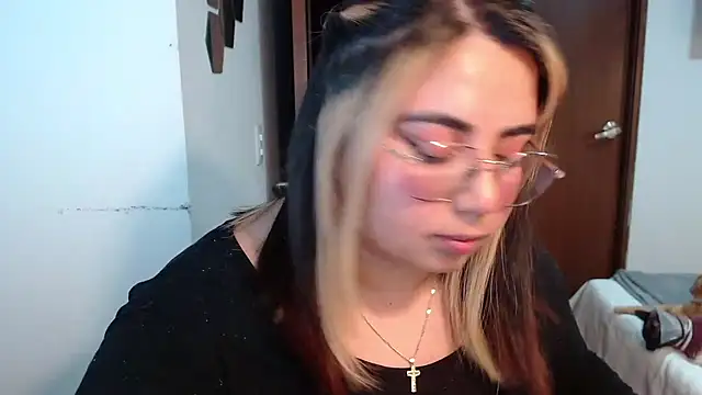 Snapshot of yini_angel chatting on 07/10/26, 12:54 yini angel online show from 07/10/26, 12:54