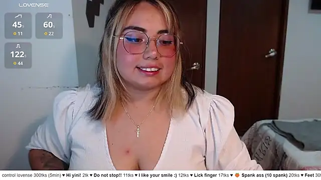 Snapshot of yini_angel chatting on 06/23/26, 03:15 yini angel online show from 06/23/26, 03:15