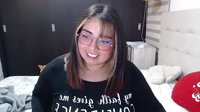 Snapshot of yini_angel chatting on 06/22/26, 04:20 yini angel online show from 06/22/26, 04:20
