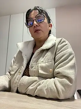 Snapshot of SWEETLILY18 chatting on 03/05/25, 11:28 SWEETLILY18 online show from 03/05/25, 11:28