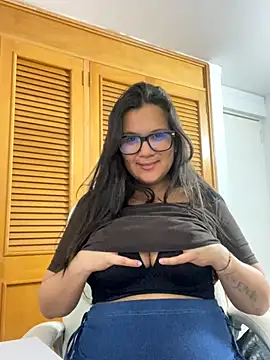 Snapshot of SWEETLILY18 chatting on 10/16/25, 11:24 SWEETLILY18 online show from 10/16/25, 11:24