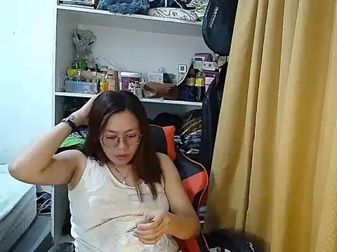 Snapshot of crizzybel chatting on 04/19/26, 04:19 crizzybel online show from 04/19/26, 04:19