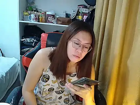Snapshot of crizzybel chatting on 04/21/26, 04:19 crizzybel online show from 04/21/26, 04:19