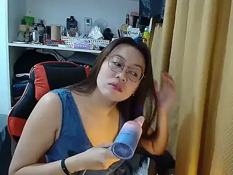 Snapshot of crizzybel chatting on 02/16/26, 03:27 crizzybel online show from 02/16/26, 03:27