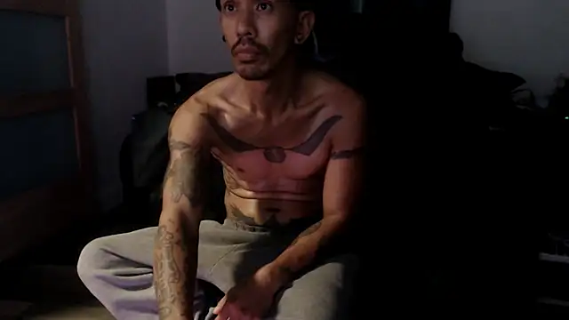 Snapshot of inc25cb@xh chatting on 12/15/25, 05:19 inc25cbxh online show from 12/15/25, 05:19