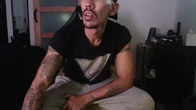 Snapshot of inc25cb@xh chatting on 10/04/25, 10:50 inc25cbxh online show from 10/04/25, 10:50