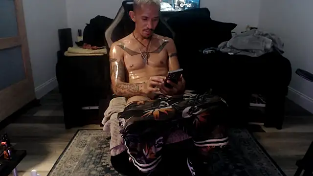 Snapshot of inc25cb@xh chatting on 12/14/25, 01:17 inc25cbxh online show from 12/14/25, 01:17