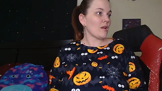 Snapshot of ToxicLilly chatting on 10/26/25, 08:26 ToxicLilly online show from 10/26/25, 08:26