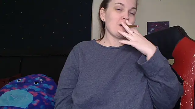 Snapshot of ToxicLilly chatting on 10/12/25, 07:43 ToxicLilly online show from 10/12/25, 07:43