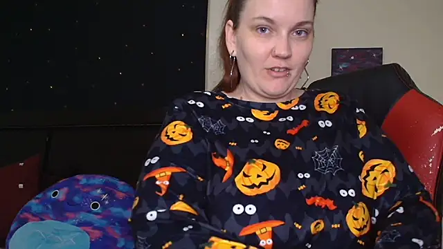 Snapshot of ToxicLilly chatting on 10/16/25, 07:49 ToxicLilly online show from 10/16/25, 07:49