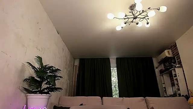 Snapshot of Mira_Xo_ chatting on 09/20/25, 12:32 Mira Xo online show from 09/20/25, 12:32