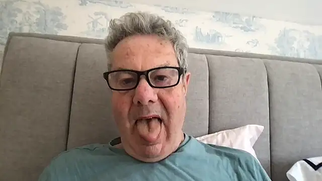 Snapshot of Oldpistolpete chatting on 04/21/26, 07:26 Oldpistolpete online show from 04/21/26, 07:26