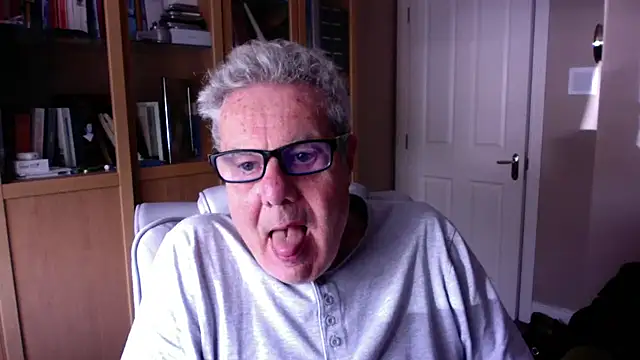 Snapshot of Oldpistolpete chatting on 04/26/26, 10:34 Oldpistolpete online show from 04/26/26, 10:34