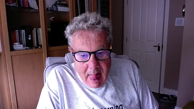 Snapshot of Oldpistolpete chatting on 07/21/26, 09:10 Oldpistolpete online show from 07/21/26, 09:10