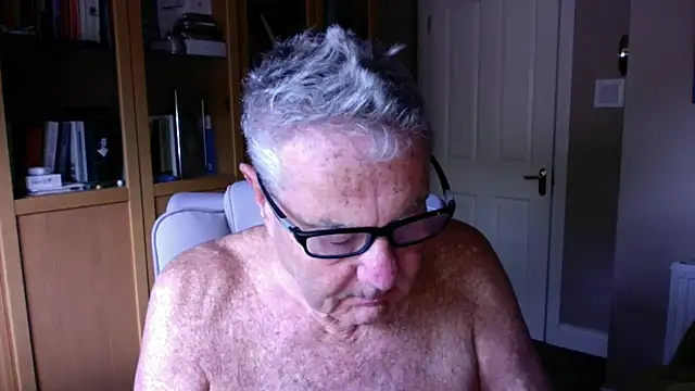 Snapshot of Oldpistolpete chatting on 06/12/26, 09:40 Oldpistolpete online show from 06/12/26, 09:40