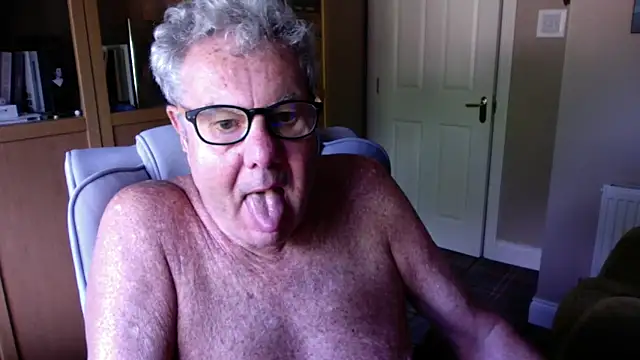 Snapshot of Oldpistolpete chatting on 06/08/26, 08:26 Oldpistolpete online show from 06/08/26, 08:26