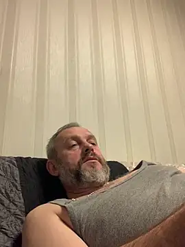 Snapshot of GHsveter chatting on 11/15/25, 11:36 GHsveter online show from 11/15/25, 11:36