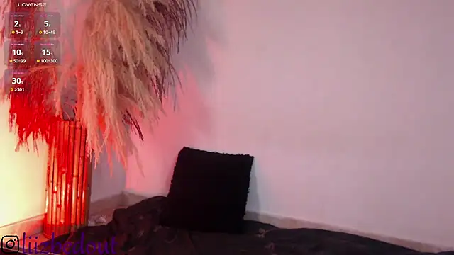 Snapshot of liz_bedoutxx chatting on 10/15/25, 01:04 liz bedoutxx online show from 10/15/25, 01:04