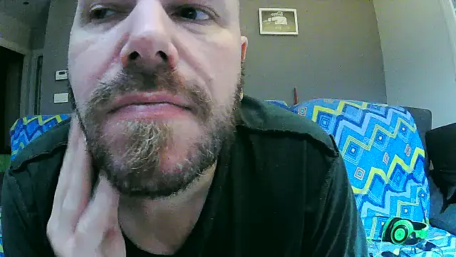 Snapshot of txan9876 chatting on 10/17/25, 03:54 txan9876 online show from 10/17/25, 03:54