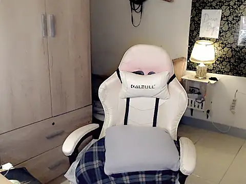 Snapshot of french_cheska chatting on 09/14/25, 02:06 french cheska online show from 09/14/25, 02:06