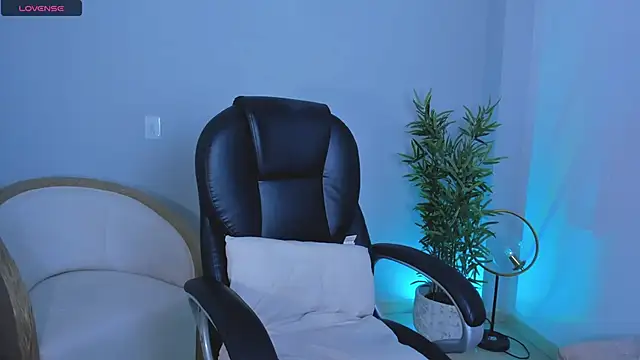 NiaBennet  online show from 10/24/25, 09:25