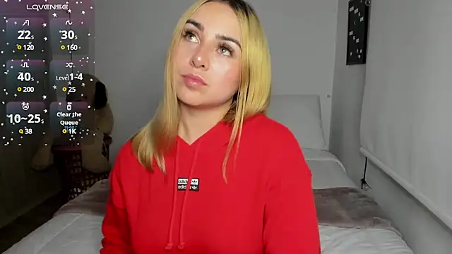 Snapshot of sophi_mooreno chatting on 03/18/25, 04:40 sophi mooreno online show from 03/18/25, 04:40