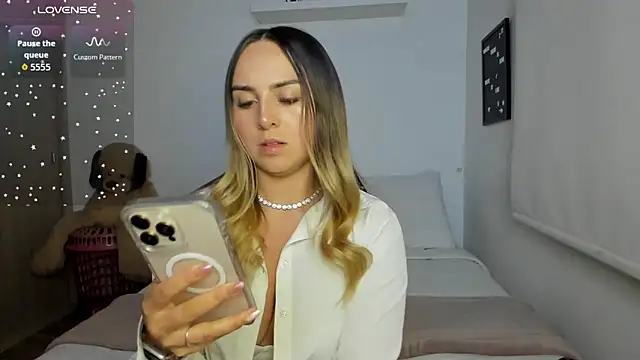 Snapshot of sophi_mooreno chatting on 07/16/26, 02:19 sophi mooreno online show from 07/16/26, 02:19