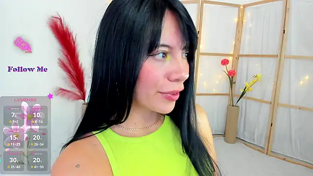 Snapshot of Silvanna-Moree chatting on 09/11/25, 07:14 Silvanna-Moree online show from 09/11/25, 07:14