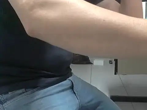 Snapshot of oliveira3tt chatting on 09/18/25, 06:11 oliveira3tt online show from 09/18/25, 06:11