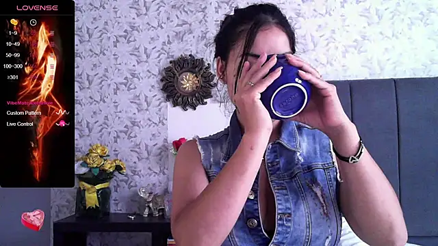 Snapshot of Sweet-Angie chatting on 03/19/25, 02:02 Sweet-Angie online show from 03/19/25, 02:02