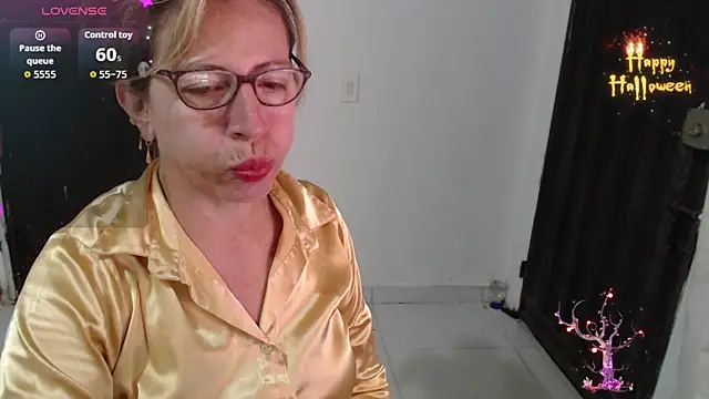 Snapshot of Chayla_Ruiz chatting on 11/09/25, 10:08 Chayla Ruiz online show from 11/09/25, 10:08