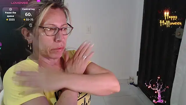 Snapshot of Chayla_Ruiz chatting on 11/10/25, 10:26 Chayla Ruiz online show from 11/10/25, 10:26