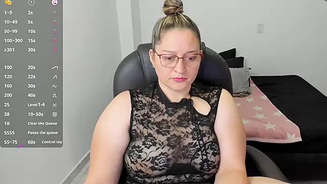 Snapshot of alejandra_milf_ chatting on 12/19/25, 07:38 alejandra milf online show from 12/19/25, 07:38