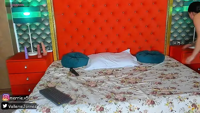 VallerieJones online show from 02/25/26, 12:00