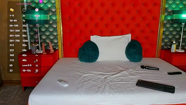 Snapshot of VallerieJones chatting on 12/05/25, 02:04 VallerieJones online show from 12/05/25, 02:04