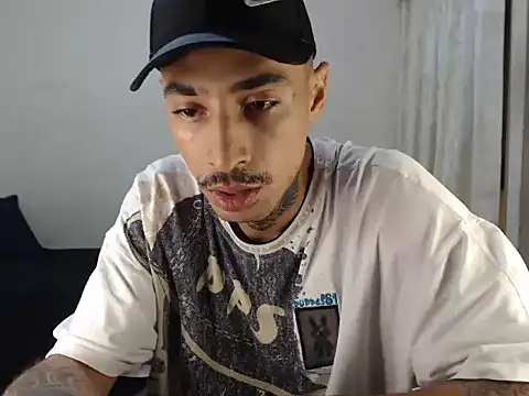 Snapshot of emiliano_hottt chatting on 10/27/25, 08:21 emiliano hottt online show from 10/27/25, 08:21