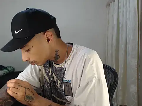 Snapshot of emiliano_hottt chatting on 10/27/25, 12:33 emiliano hottt online show from 10/27/25, 12:33