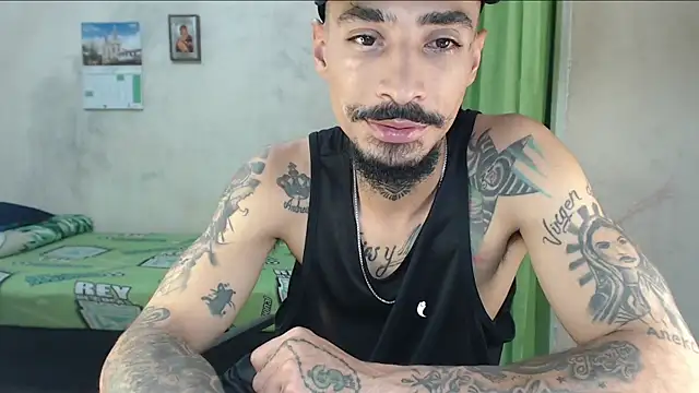 Snapshot of emiliano_hottt chatting on 06/02/26, 01:11 emiliano hottt online show from 06/02/26, 01:11