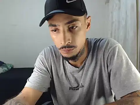 Snapshot of emiliano_hottt chatting on 10/13/25, 04:03 emiliano hottt online show from 10/13/25, 04:03