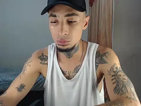 Snapshot of emiliano_hottt chatting on 12/19/24, 05:51 emiliano hottt online show from 12/19/24, 05:51