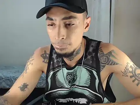 Snapshot of emiliano_hottt chatting on 12/15/24, 04:37 emiliano hottt online show from 12/15/24, 04:37