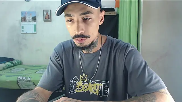 Snapshot of emiliano_hottt chatting on 06/10/26, 12:28 emiliano hottt online show from 06/10/26, 12:28