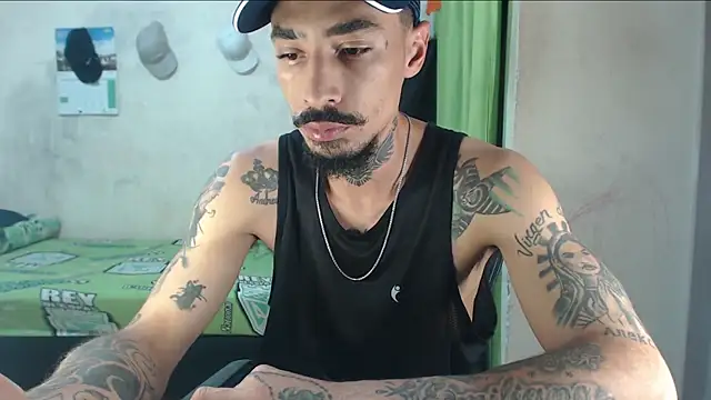 Snapshot of emiliano_hottt chatting on 05/30/26, 01:39 emiliano hottt online show from 05/30/26, 01:39