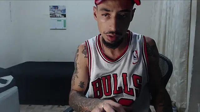 Snapshot of emiliano_hottt chatting on 04/24/26, 02:02 emiliano hottt online show from 04/24/26, 02:02