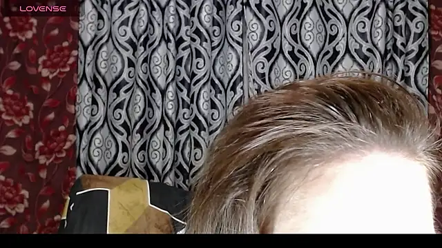 Snapshot of EmilyDoth chatting on 11/10/25, 02:33 EmilyDoth online show from 11/10/25, 02:33