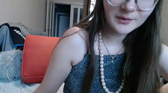 Snapshot of KiraGoldens chatting on 02/14/25, 10:38 KiraGoldens online show from 02/14/25, 10:38