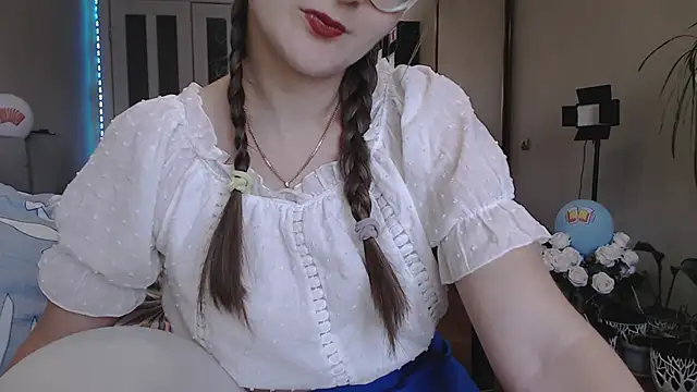 Snapshot of KiraGoldens chatting on 09/29/25, 06:31 KiraGoldens online show from 09/29/25, 06:31