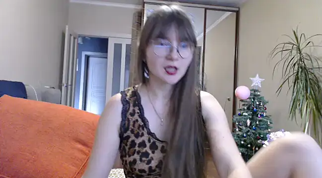 Snapshot of KiraGoldens chatting on 02/21/25, 10:28 KiraGoldens online show from 02/21/25, 10:28